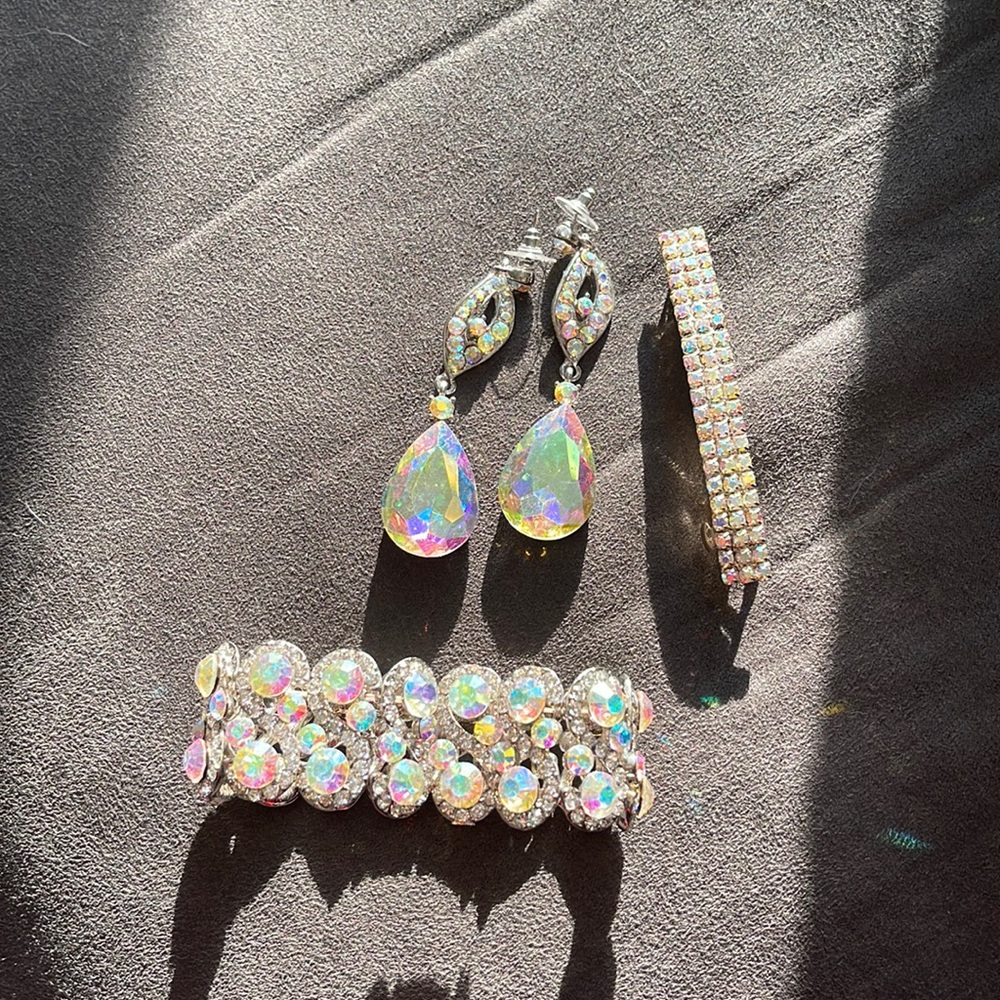 Opal color bracelet, earrings, and hair clip